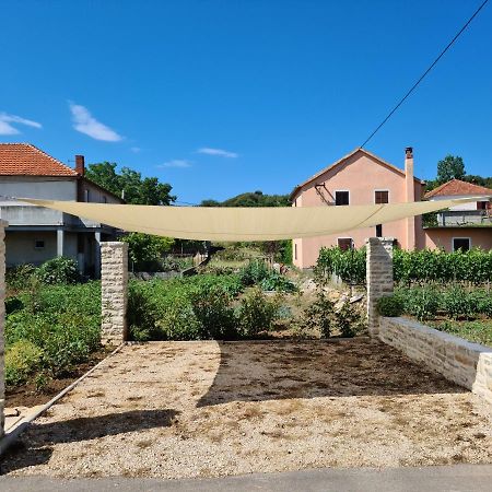 Holiday Home Lipa Nasa Neviđane Exterior foto