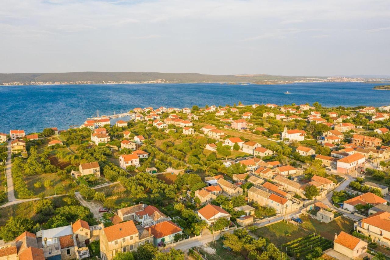 Holiday Home Lipa Nasa Neviđane Exterior foto